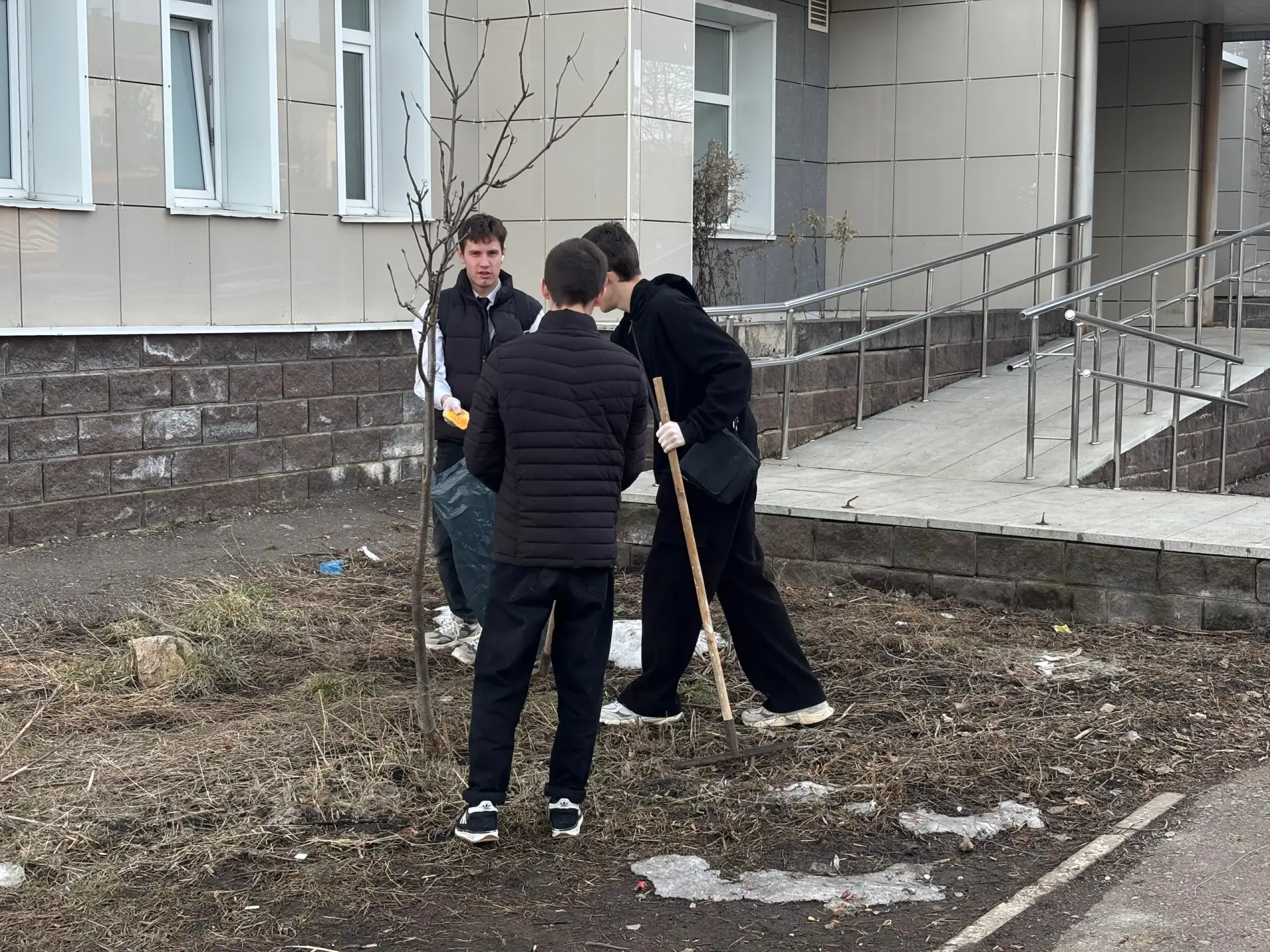 🇬🇧 Языковая практика на свежем воздухе!  Студенты группы П-22 совместили полезное с приятным. Вместе