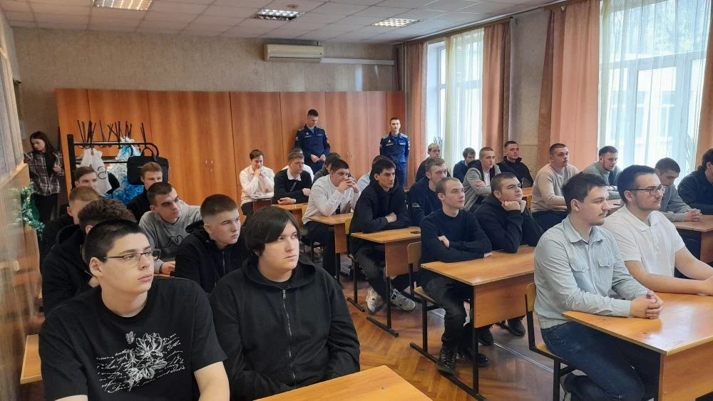 Урок Мужества для студентов старших курсов провели курсанты Военно-воздушной академии имени профессо