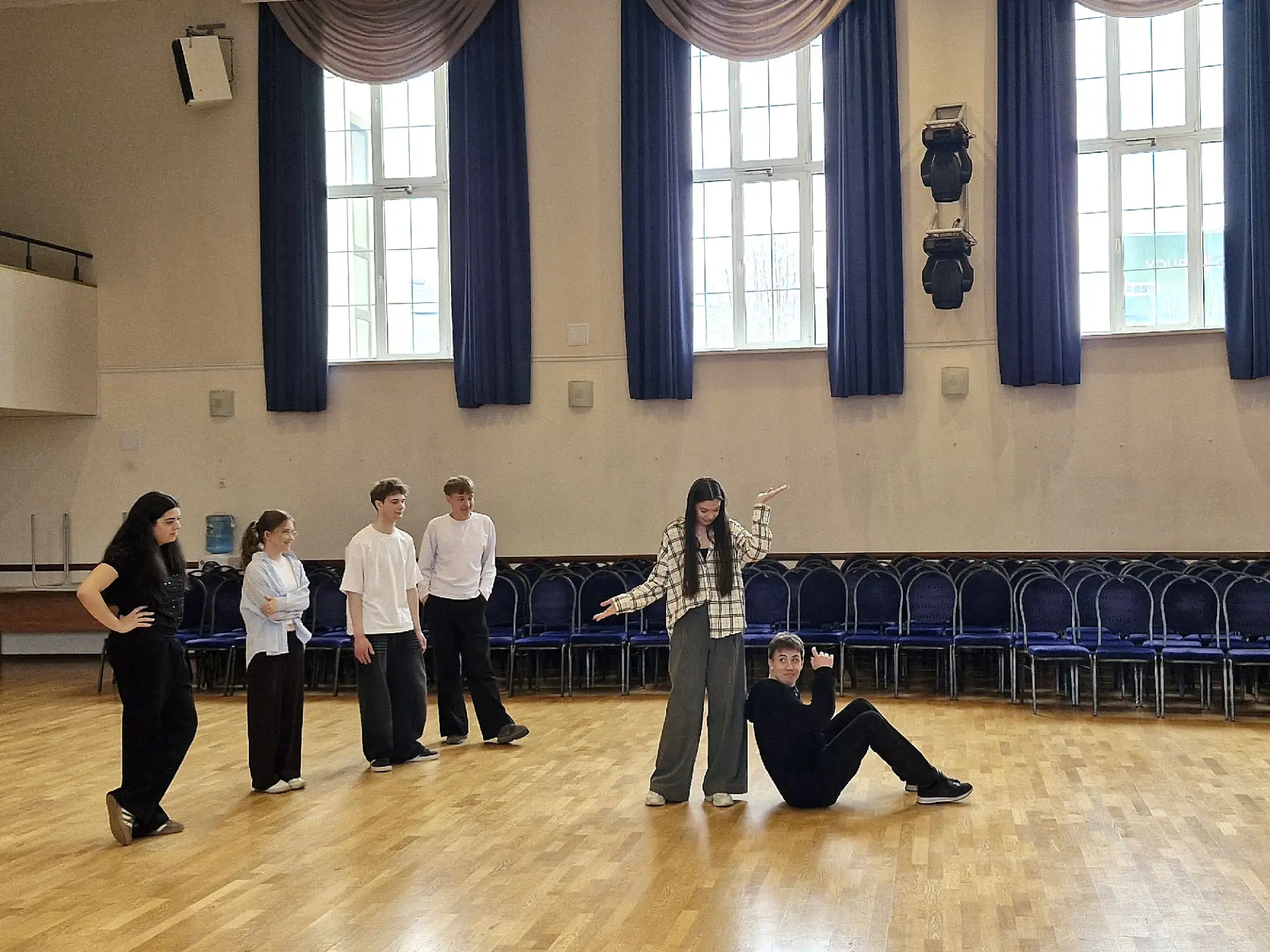 🎭 ИМПРОВИЗАЦИЯ — ЭТО НЕ ШУТКИ, А ТРЕНИРОВКА УМА И ТЕЛА   🎭  В нашей школе прошёл мастер-класс по юмо