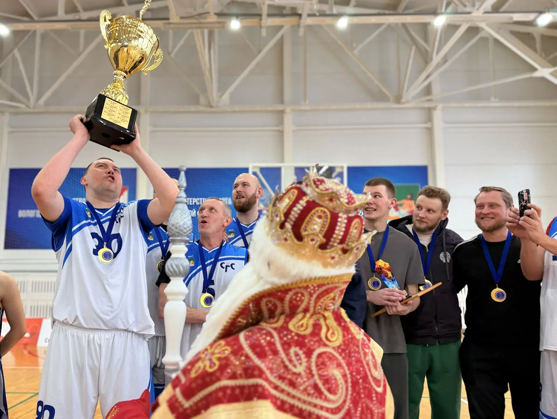 🏆 Всероссийский Дед Мороз вручил кубок победителям XXIV Межрегионального турнира по баскетболу среди