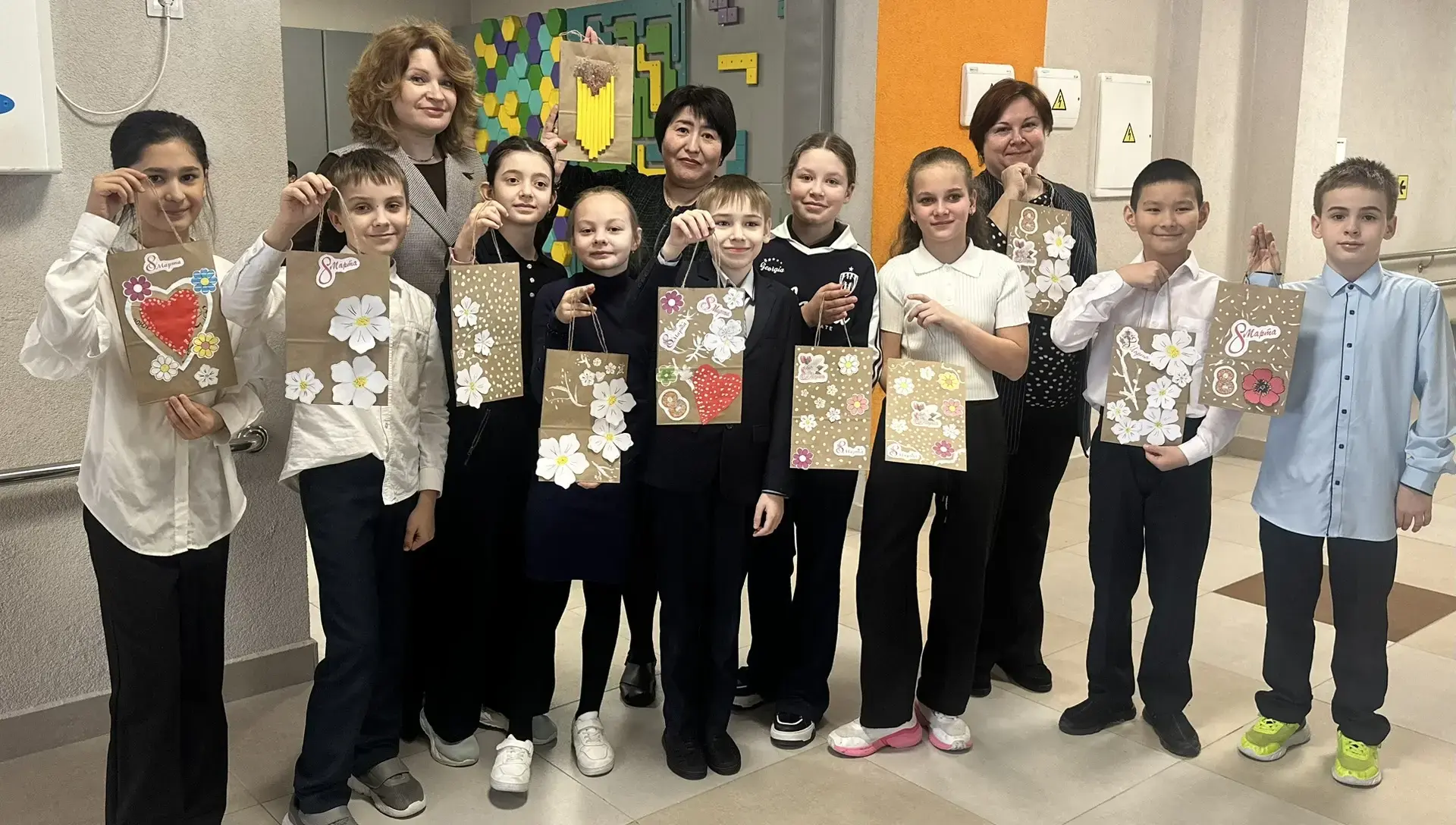 🎁 Как мы готовились к 8 Марта: фото с мастер-класса  3 марта в школе прошел творческий мастер-класс,