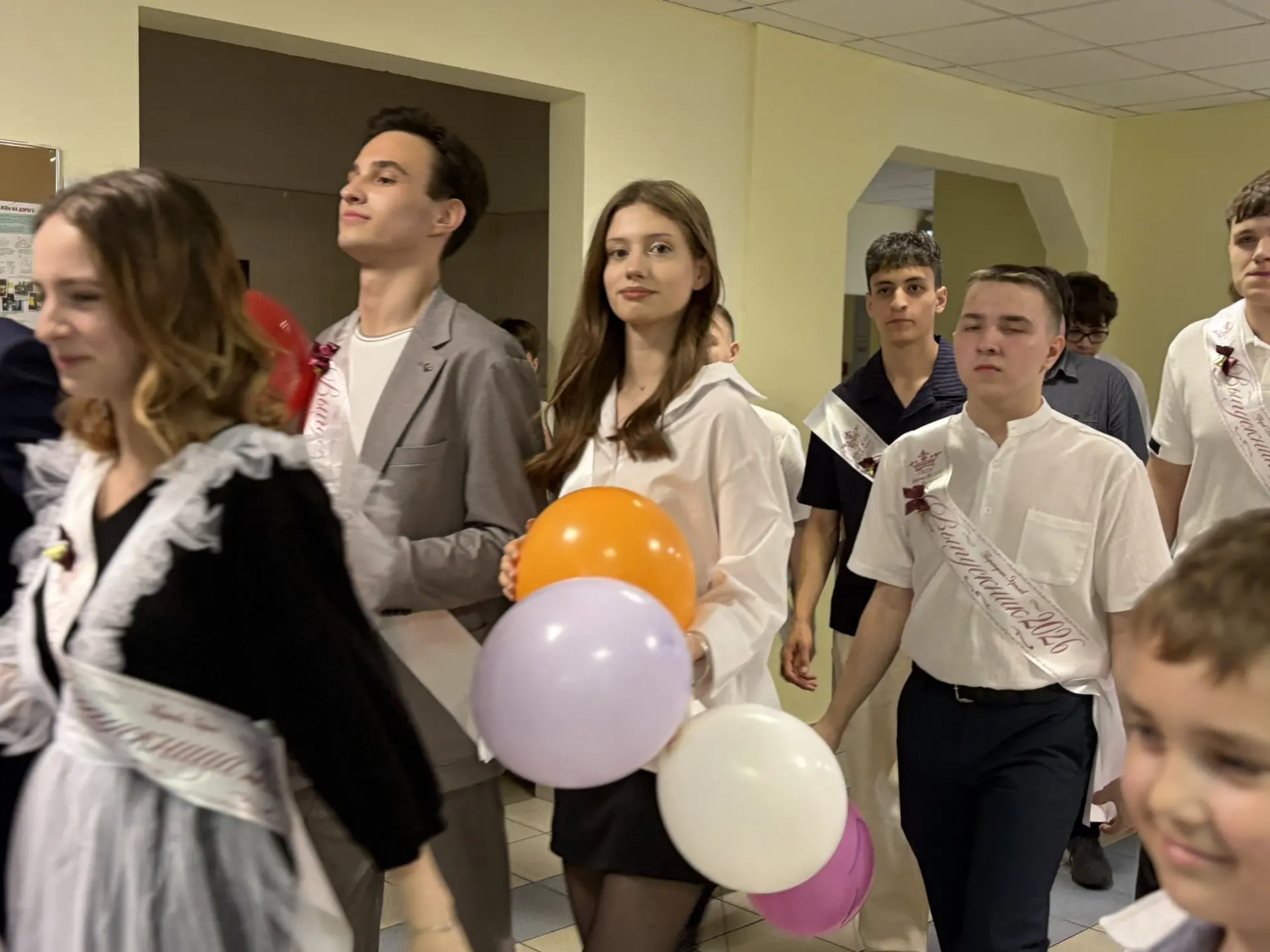 Тёплые моменты большой школьной семьи❣️  🎊Вчера в корпусе «Бунин» для 11 «А» класса прошёл «Живой ко