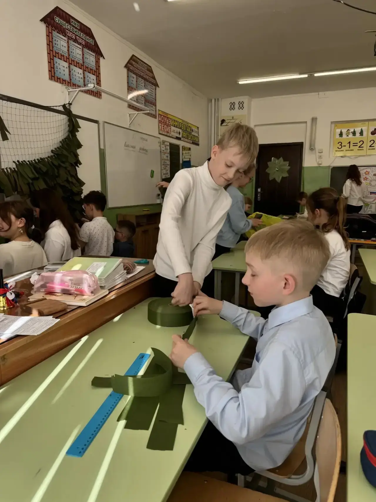 Учащиеся 3 «Б» класса изготовили маскировочную сеть для нужд специальной военной операции, которая о