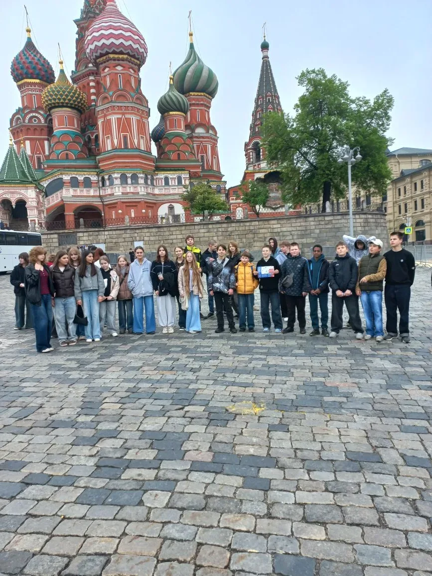 👉6А и 8Д перед летними каникулами отправились на экскурсию в г. Москва с турфирмой "Заповедник време