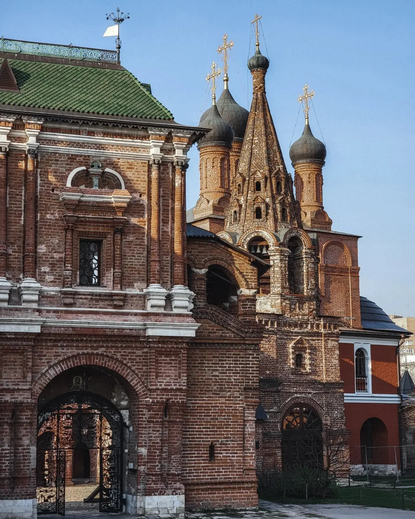 Крутицкое подворье — старинный уголок в центре Москвы, где время будто остановилось  Мощённые булыжн