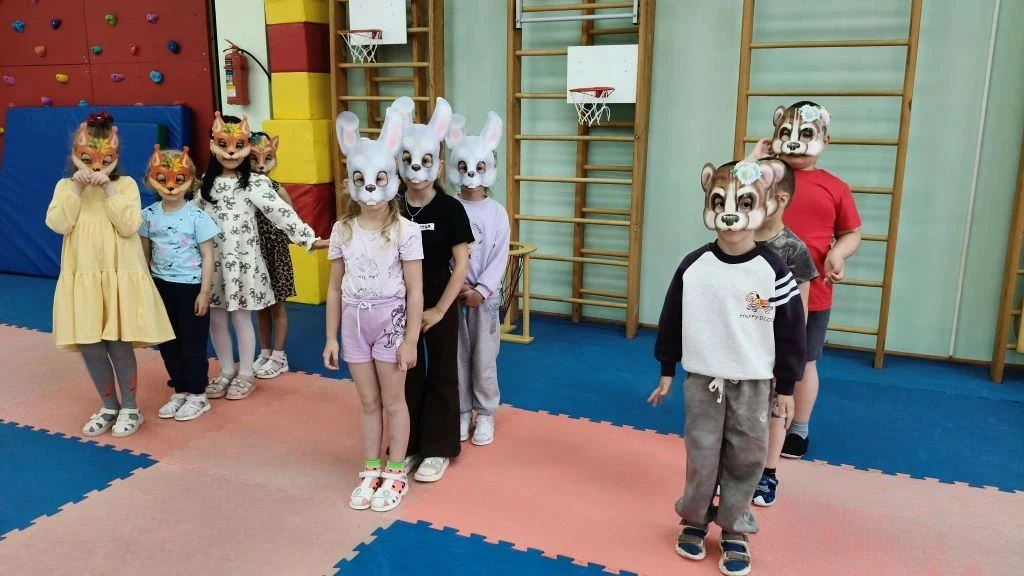 🌲 Спортивный день в группе "Пчелки"! На лесной опушке сегодня было жарко — наши воспит...