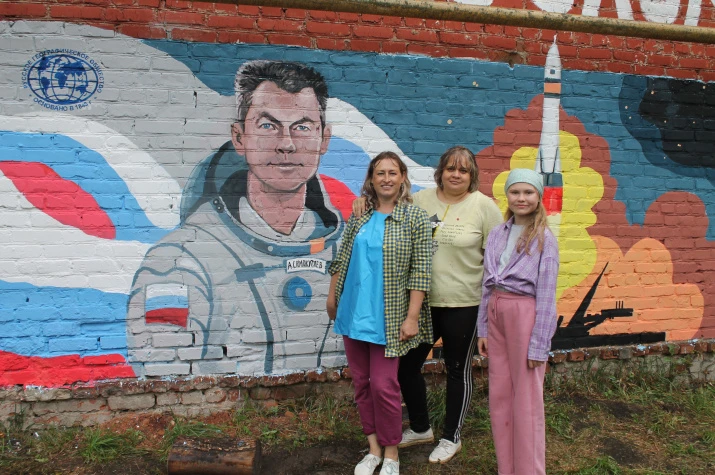 На стене котельной у средней школы №9 города Сердобск появился новый арт-объект — масшт...