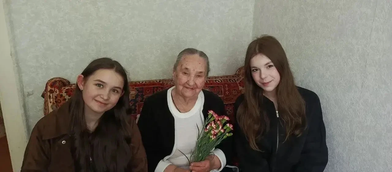 🇷🇺 В преддверии Дня Победы учащиеся школы № 8 поздравили учителя-ветерана, легенду начальной школы —