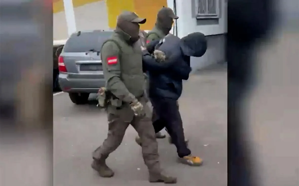 Появились кадры задержания в Воронежской области мужчины, подозреваемого в совершении у...
