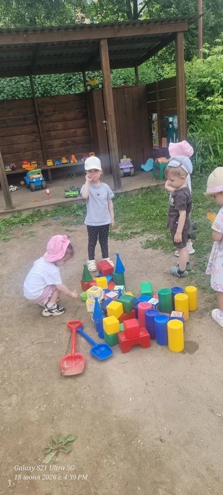 Солнце,воздух и вода!!!
Детки наслаждались летним солнышком,кто-то строил замки из кубиков,кто-то ст