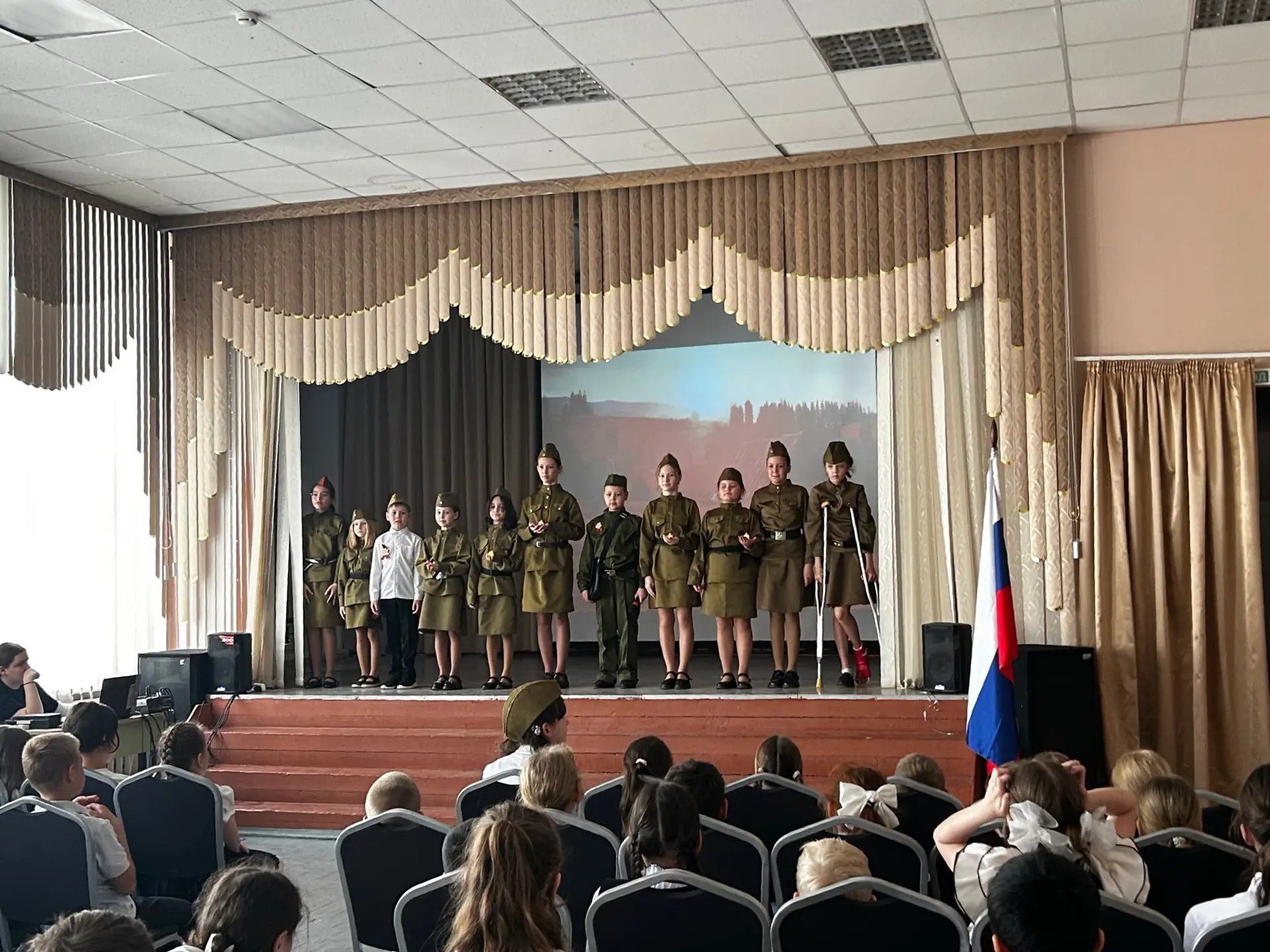 🕊️В ПАМЯТЬ О ПОДВИГЕ: СПЕКТАКЛЬ «А ЗОРИ ЗДЕСЬ ТИХИЕ»🕊️  ⭐️7 мая, в четверг, в преддверии Великого пр