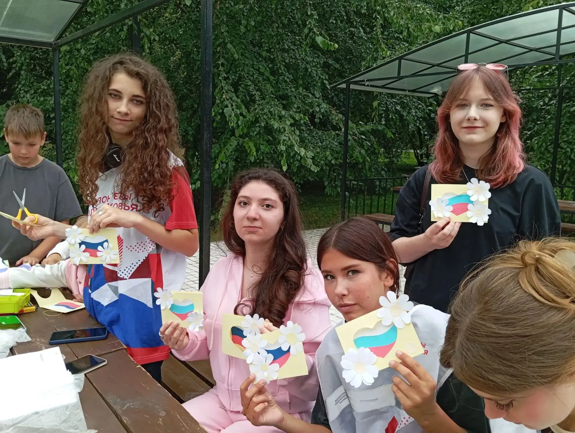 Сегодня в городском парке, в День Государственного флага Российской Федерации дети вмес...