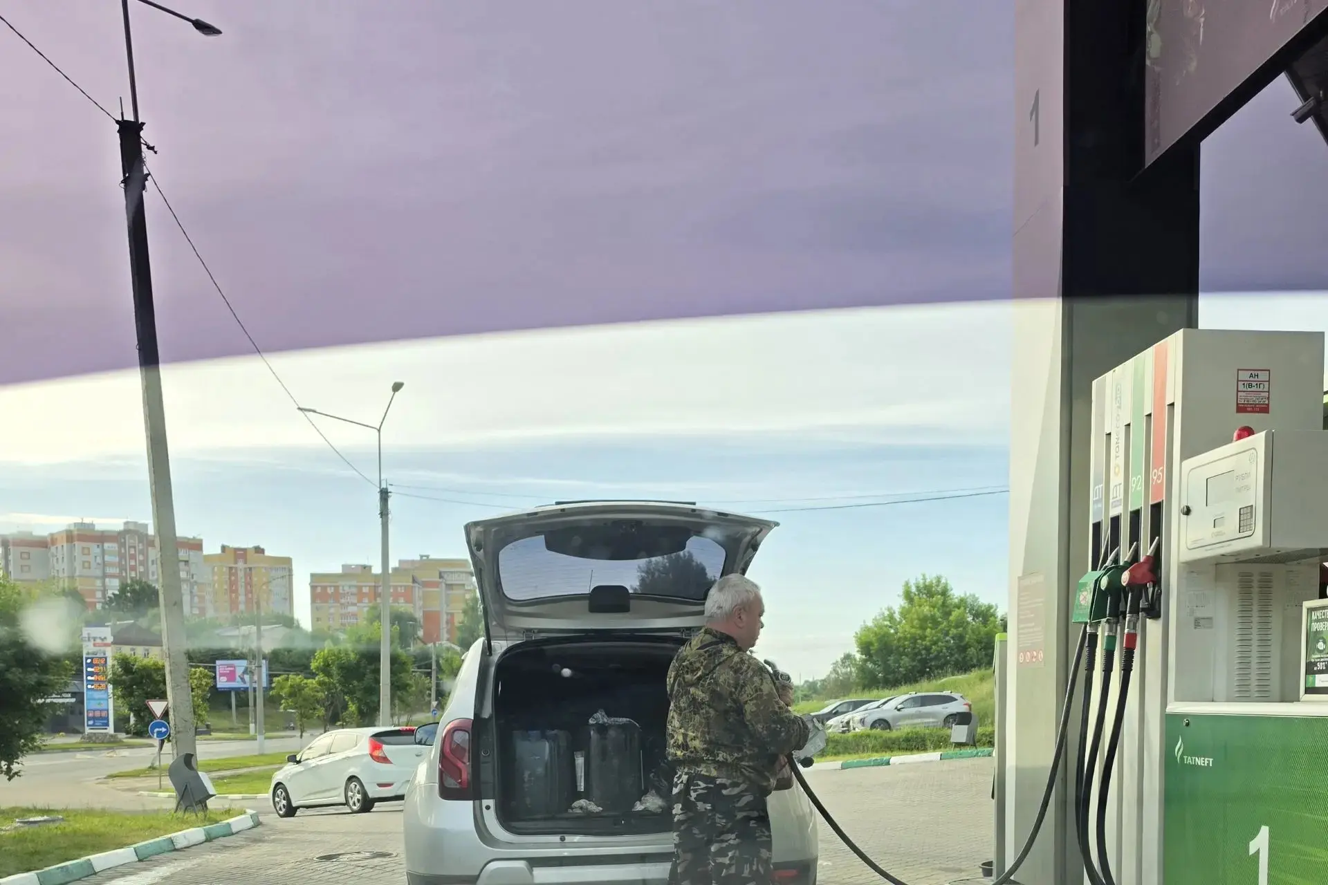 Время 5 утра, деды во всю в канистры льют🤣🤣🤣потом за гречкой в глобус, вдруг закончи...