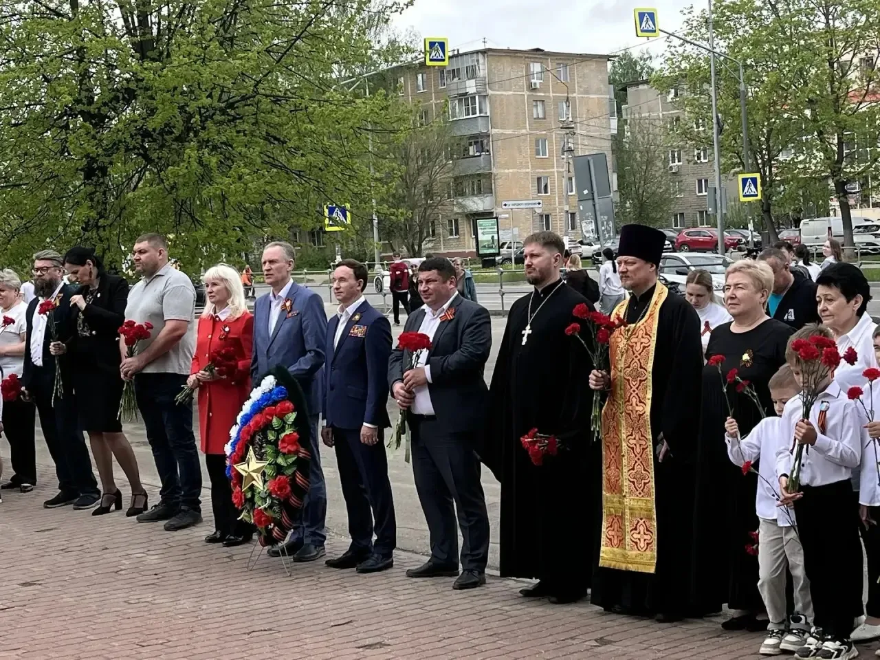 8 мая, в преддверии Дня Великой Победы, возле памятника воинам 49-й Армии и народным ополченцам, соб