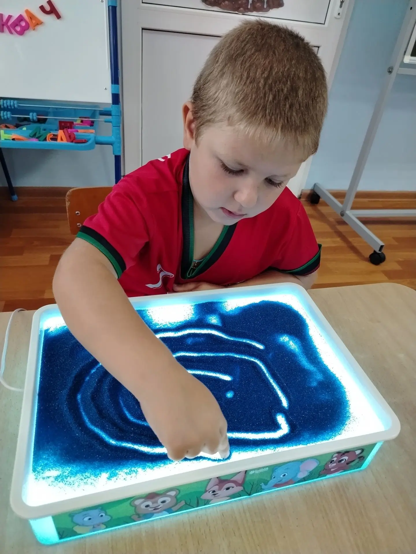 🎨 Пескография в нашем детском саду: волшебство песка в руках детей! 🎨