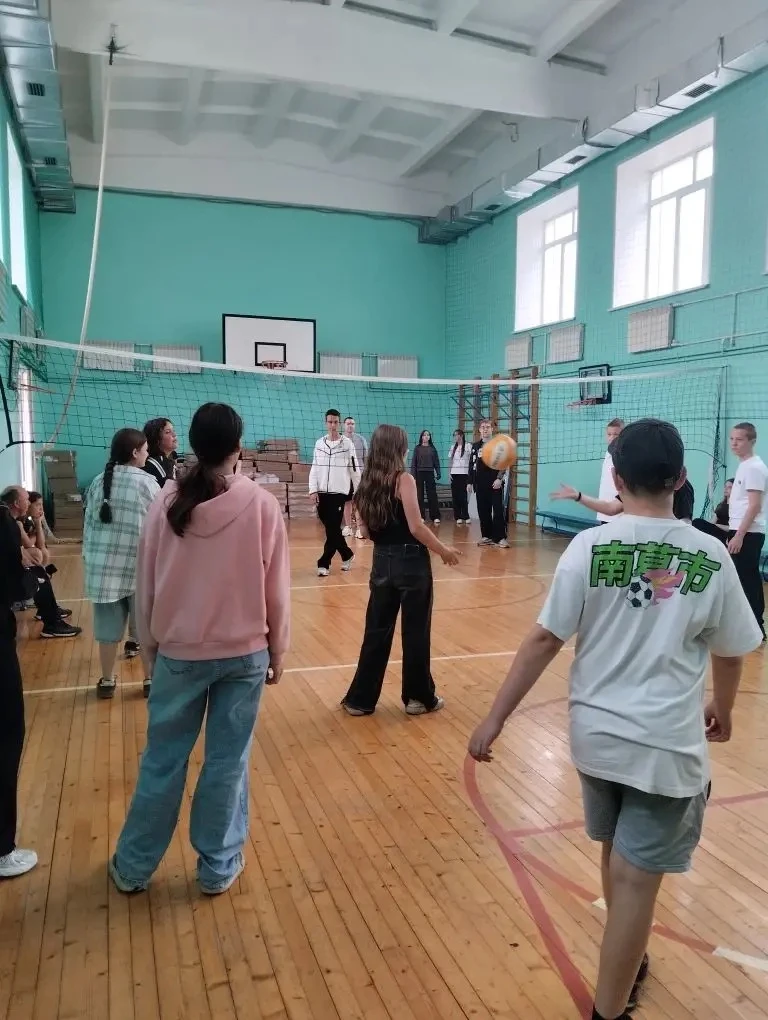 🏐🏆Сегодня состоялся товарищеский волейбольный матч между командами лагеря «Умник» и «Надежда». 
 
