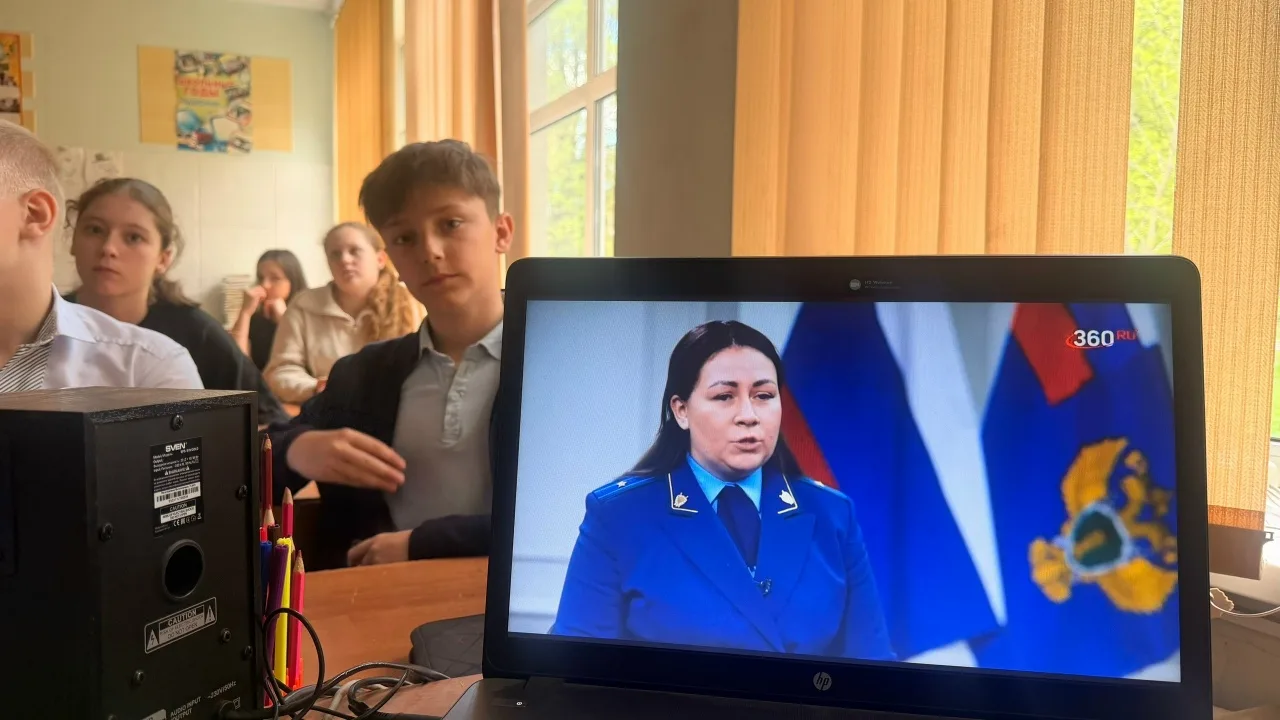 Учащиеся МОУ "СОШ имени Л.М.Доватора" ознакомились с важным выпуском проекта «Прокурор говорит». ✅По