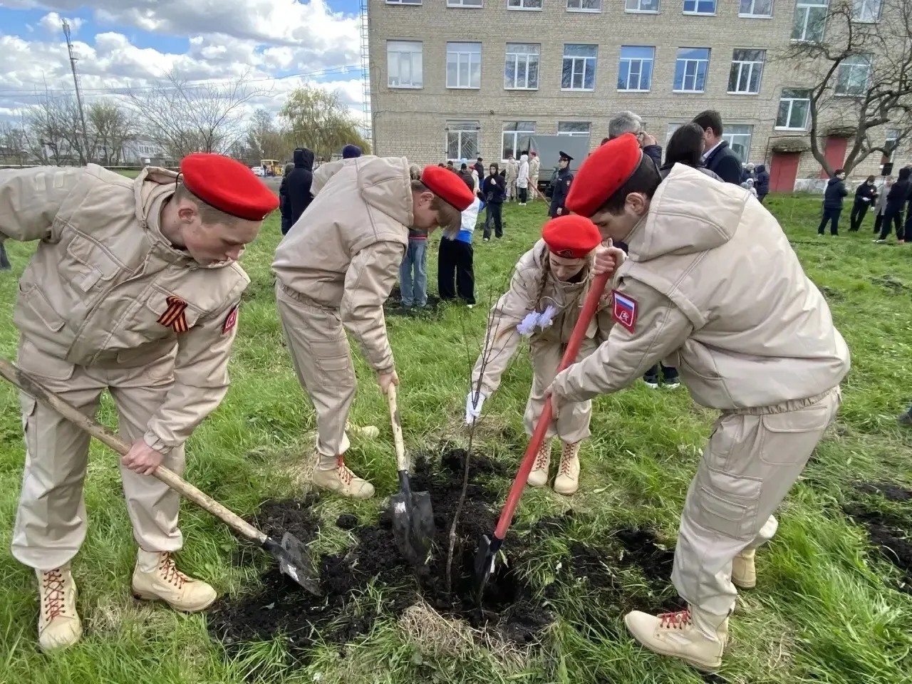 Юнармейцы МБОУ "Комсомольская  СОШ" приняли участие в посадке деревьев в честь годовщины победы в Ве