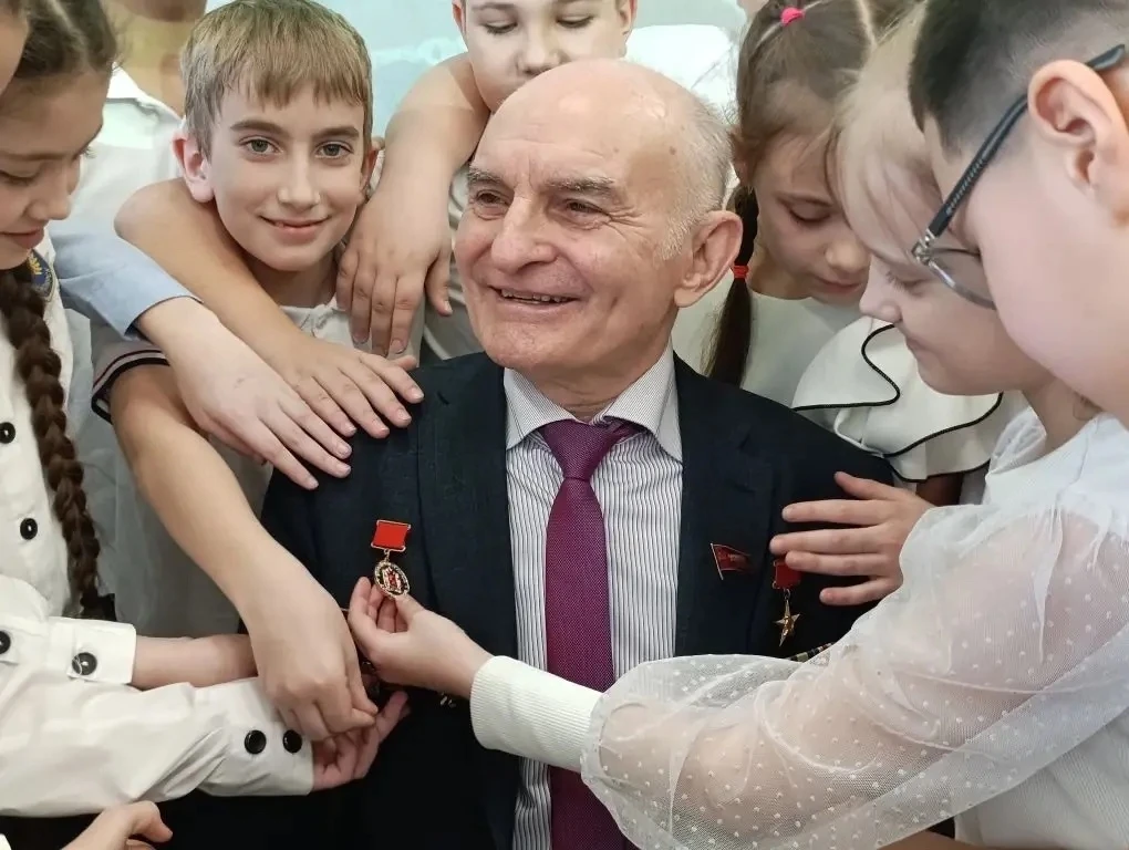 Урок мужества в 4 «Е» классе: История БАМа, которая тронула сердца 🇷🇺❤️  К нам приехал Вячеслав Иван