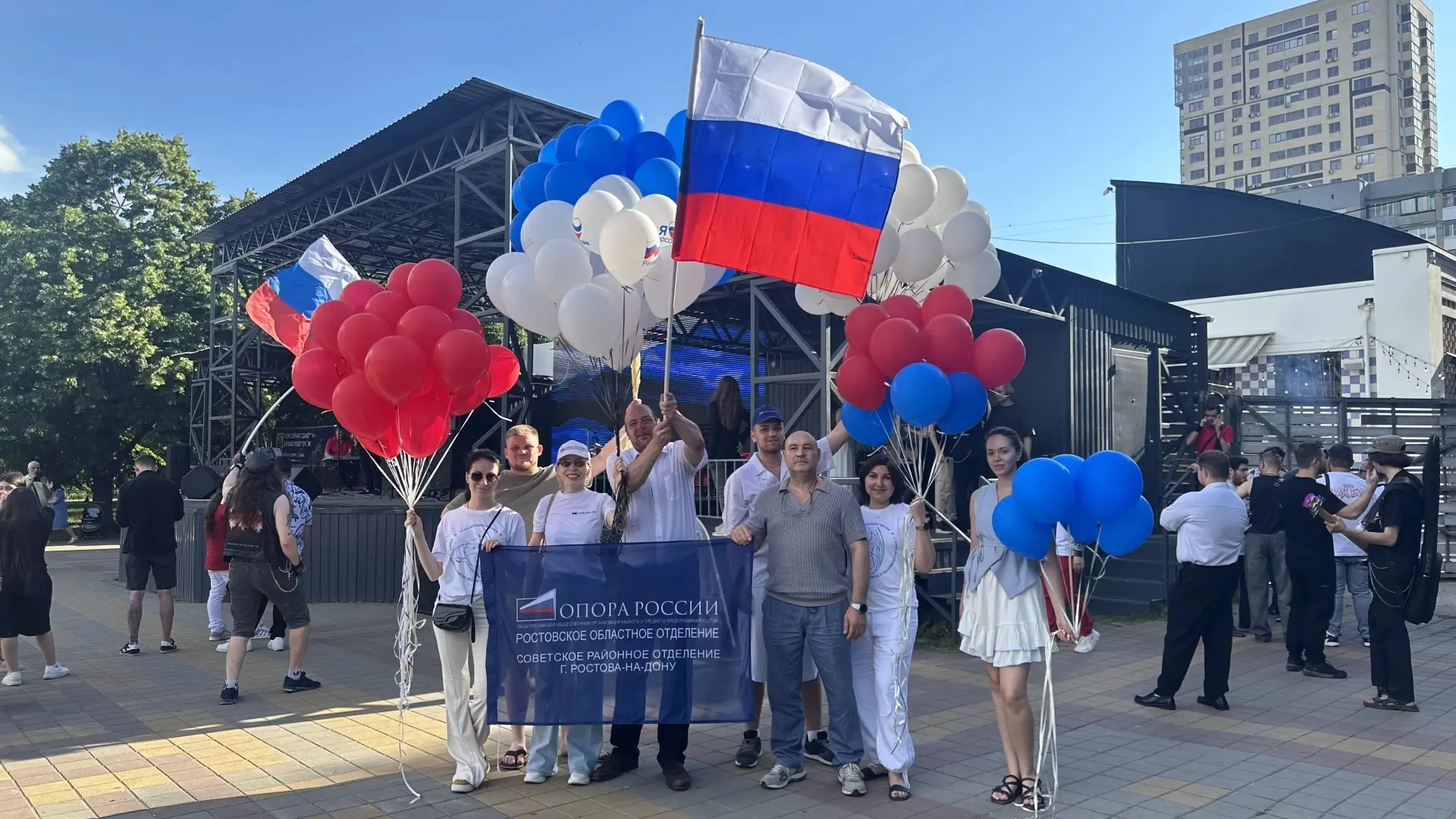 Ростовское областное отделение «ОПОРЫ РОССИИ» и Союз женщин Советского района поздравили юных ростов