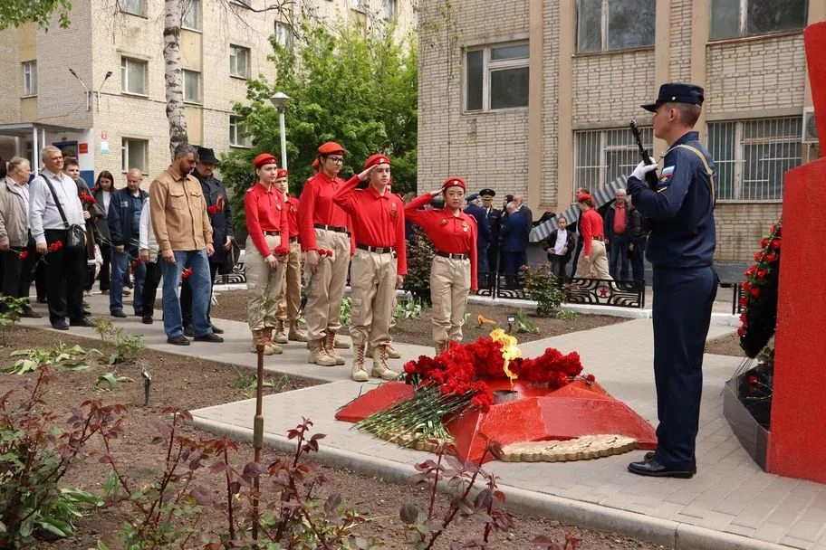 Юнармейцы «Беркута» на параде и возложении цветов Юнармейцы отряда «Беркут» МАОУ «Гимназия №34» стал