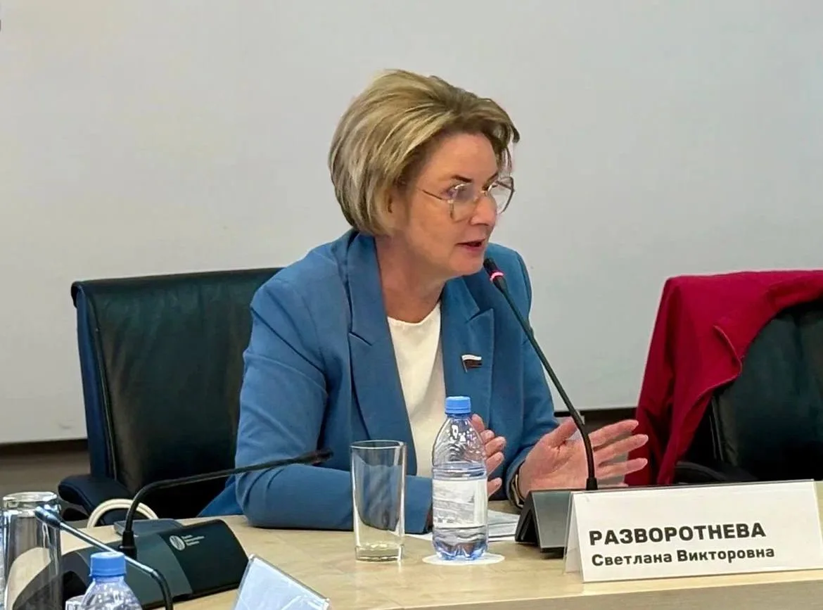 Депутат Госдумы Светлана Разворотнева на круглом столе в Московской торгово-промышленно...