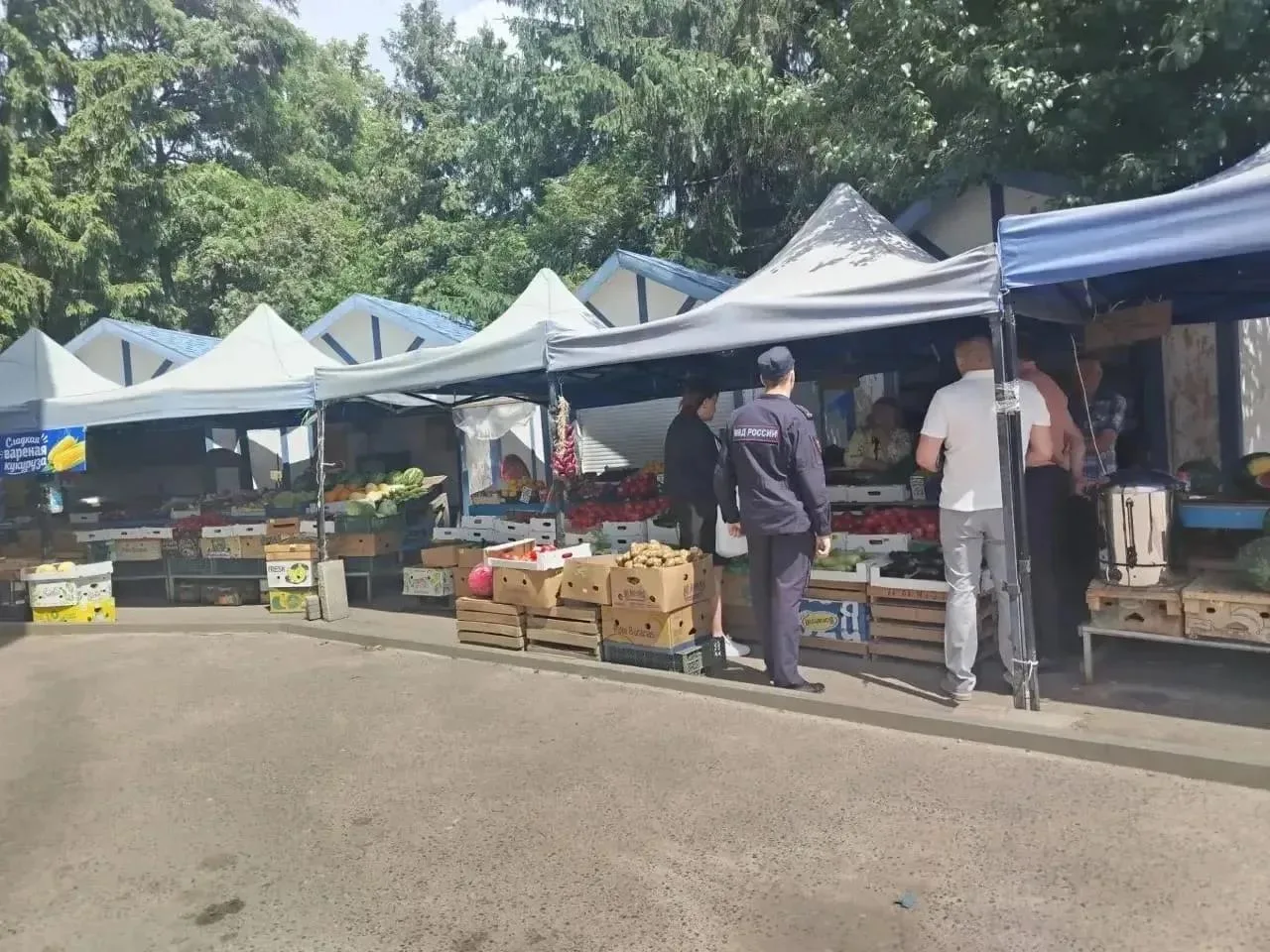 В Сеймском округе Курска организована несанкционированная ярмарка. Разгонять ее отправи...