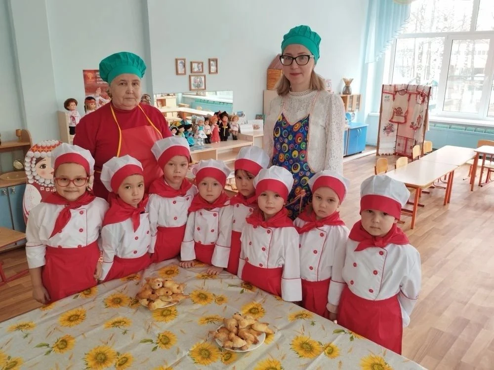 Педагоги дошкольных учреждений приобщают воспитанников к  духовному наследию России.                