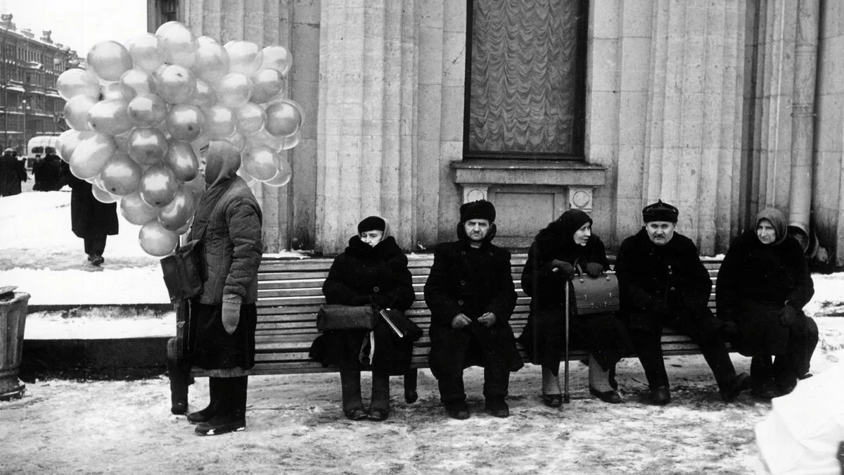 Ленинград, 1960. Продажа шариков у гостиницы «Октябрьская».

В советское время даже такая простая ул