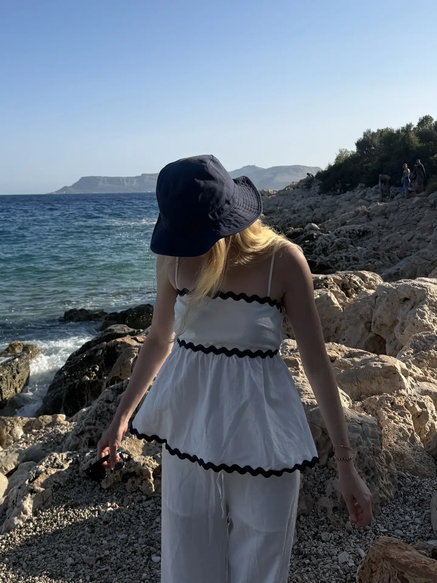 Открытки с морского побережья от нашего стилиста Даши 🌊

На ней: белые брюки-кроше и лёгкий топ с к
