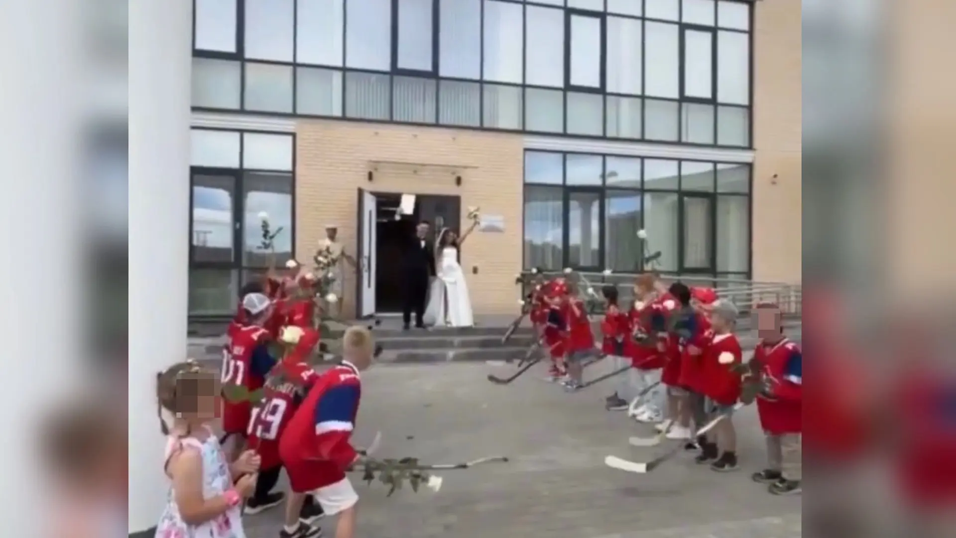 💍🏒 В Ярославском ЗАГСе тренер хоккейной команды женился под овации воспитанников

✨Во Дворце брако