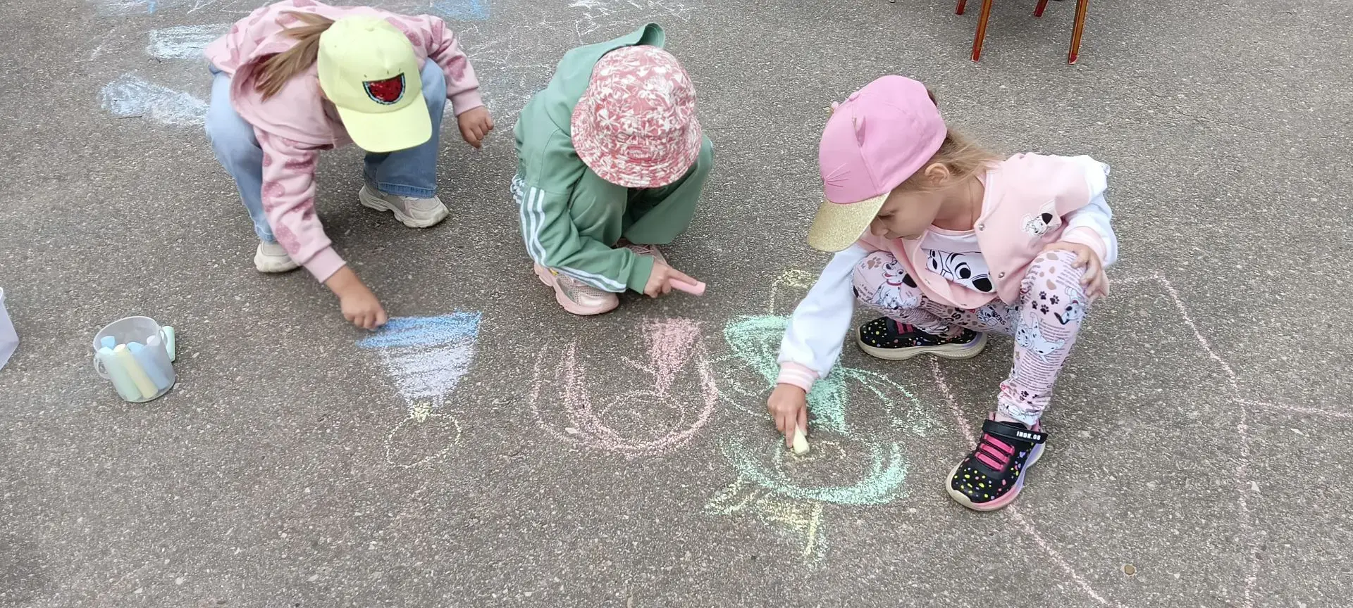 Уличные художники в деле! 👩‍🎨🧑‍🎨

Сегодня вместо мольберта — асфальт, вместо красок — мелки, а н