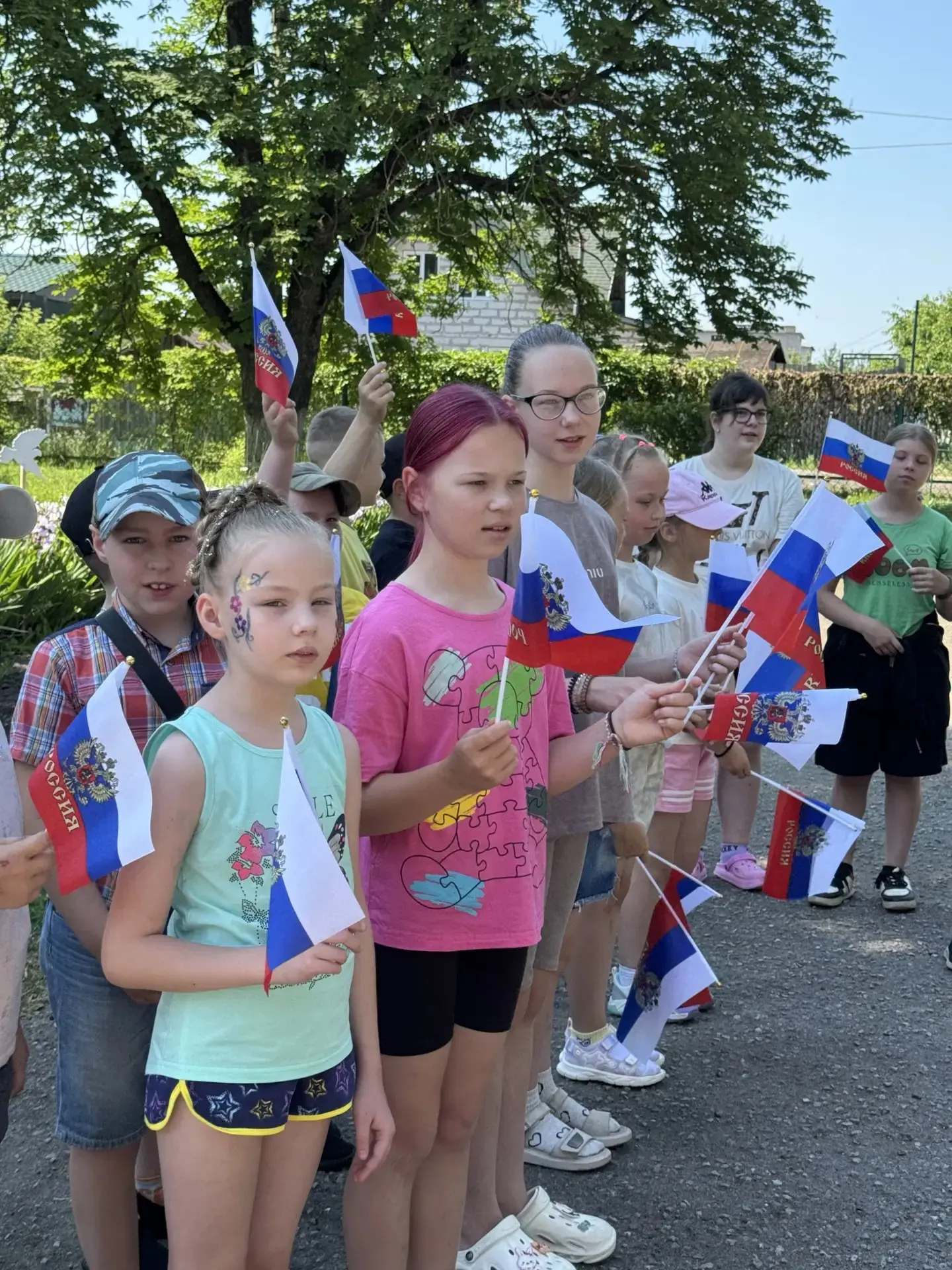 ДЕНЬ РОССИИ В ПРИШКОЛЬНОМ ЛАГЕРЕ

🎇 К нам лето жаркое пришло,
С собою праздник привело!
Праздник до