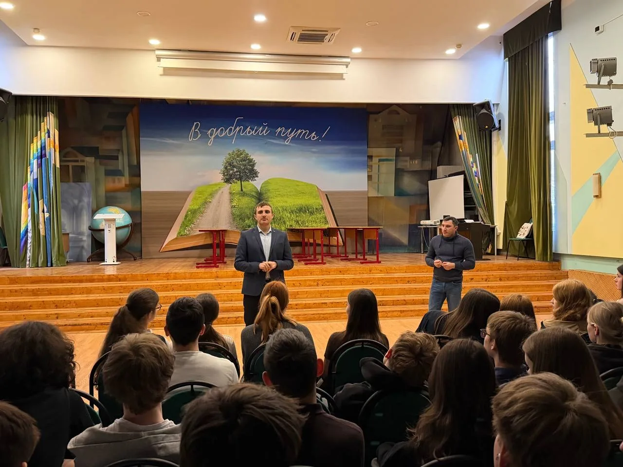 Профессия, о которой не расскажут в учебнике 📚✨  🎤 В нашей школе прошла встреча с представителем вое