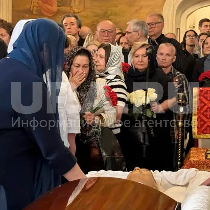 На прощание с Владимиром Молчановым прибыли сотни человек  Церемония прошла в храме Благовещения Пре