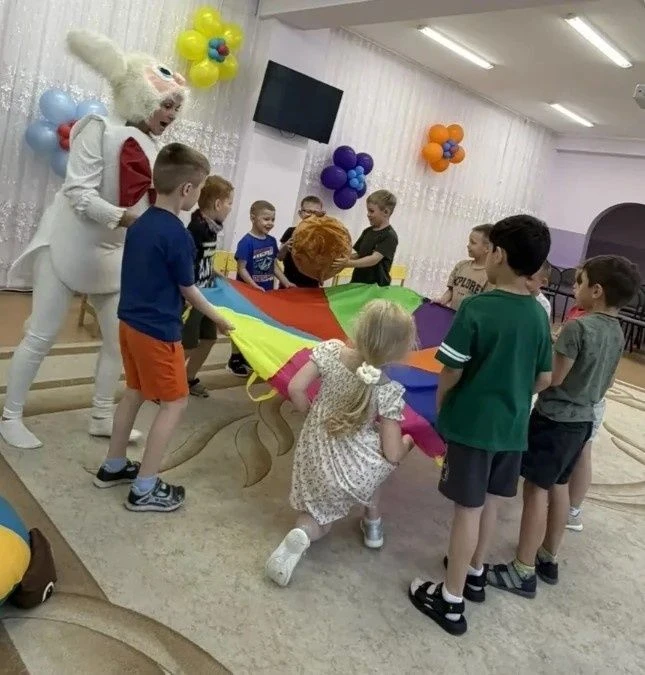 Детство — время волшебства, смеха, света и добра! С Днём защиты всех детей поздравляем мы скорей! Пу