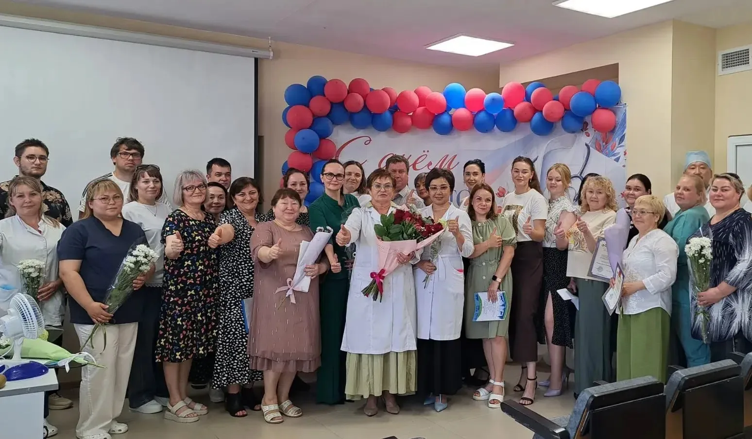 Уважаемые коллеги! Дорогие друзья!
 
От всей души поздравляю вас с нашим общим профессиональным праз