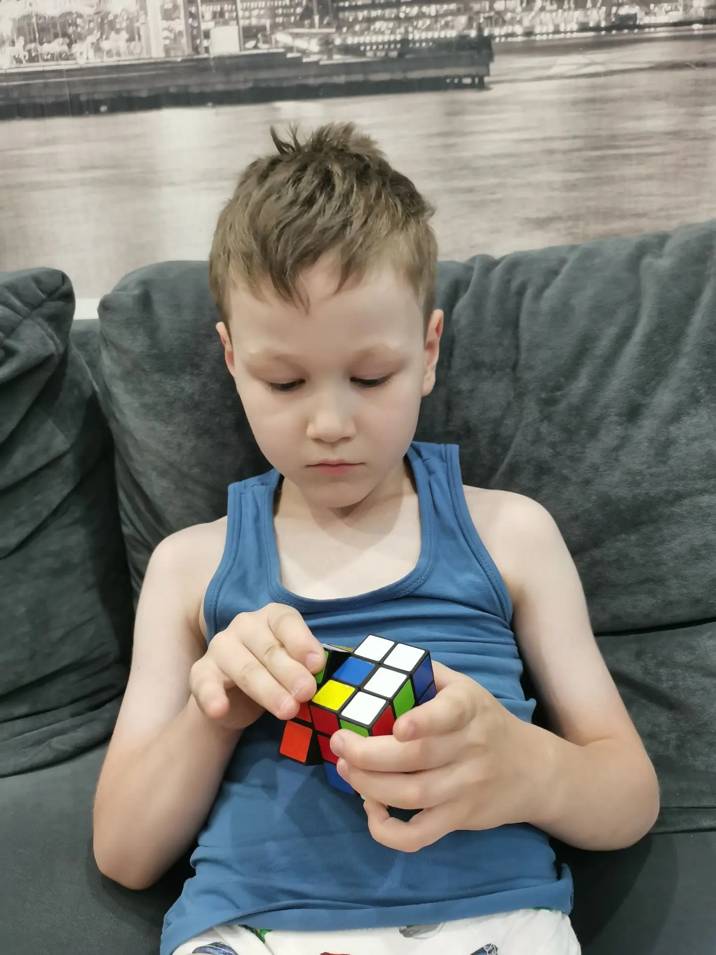 А сколько вам было лет когда начали собирать Кубик Рубика? 🎲