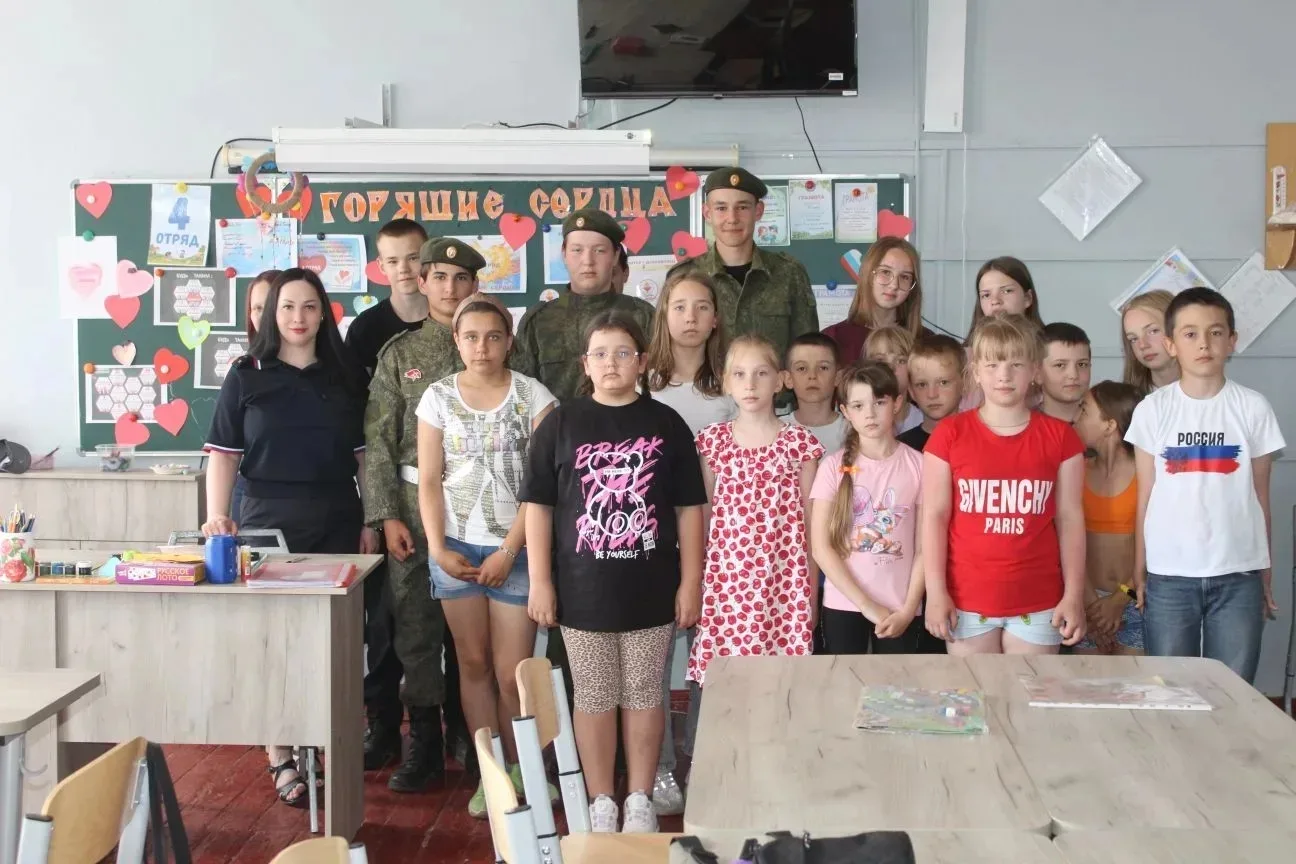 КАК В "МУРАВЕЙНИКЕ" ВОСПИТЫВАЮТ ПАТРИОТОВ

В детском лагере «Муравейник» успешно завершилась очередн