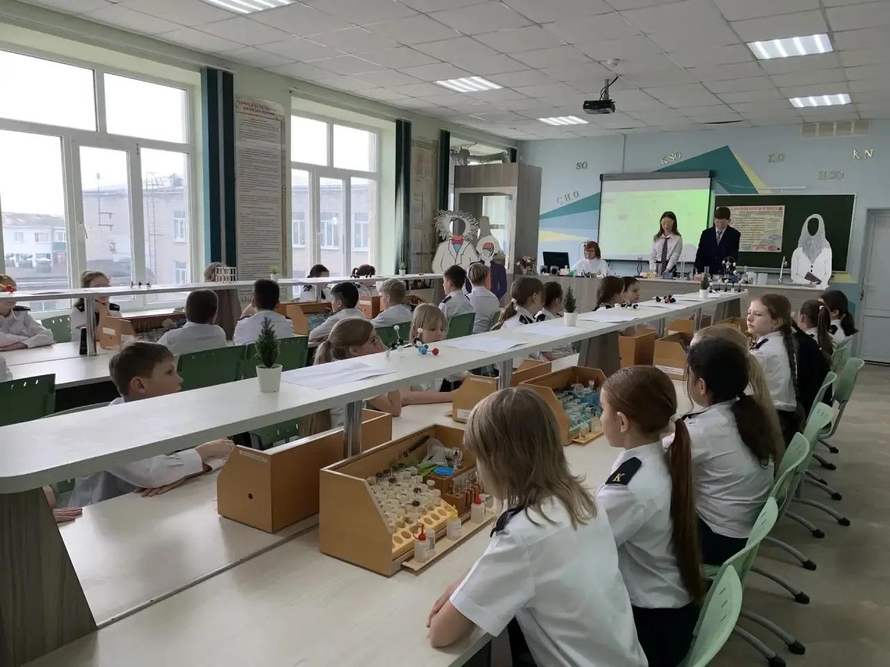 Посвящение в юные химики: путешествие в мир увлекательных опытов Знакомство четвероклассников с миро