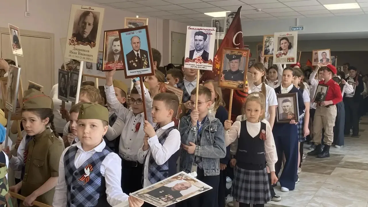 В преддверии Дня Победы в МАОУ «Школа 10» состоялось торжественное шествие «Бессмертного полка». Уче