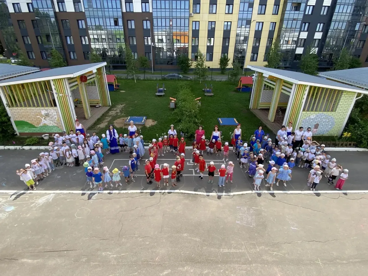 С Днем России! 🇷🇺 Желаем в этот праздник процветания, светлого будущего, всеобщего блага и взаимоу