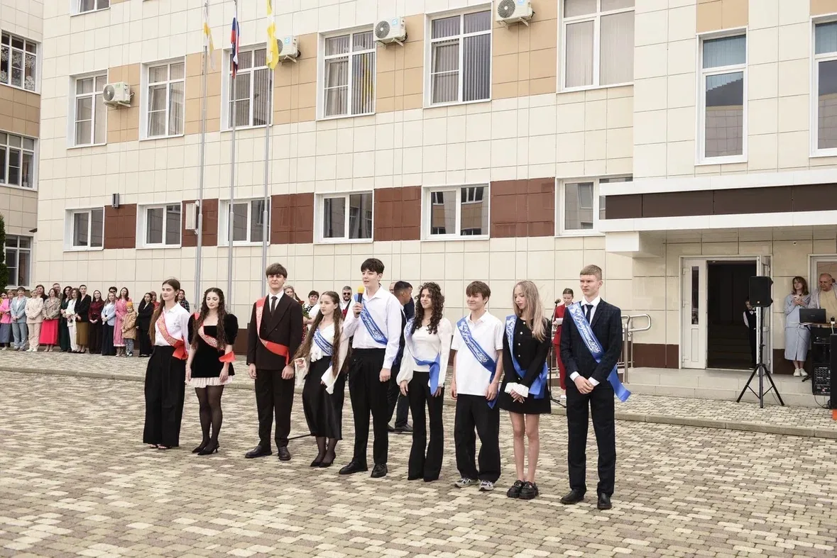 Звенит последний звонок... 🎓  Вот и пролетели эти 11 и 9 лет… Кажется, только вчера вы робко зашли в
