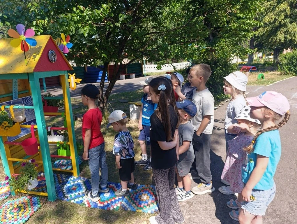 Воспитанники ГБДОУ ЛНР №34 "Жемчужина" на прогулке наблюдали за ветром на метеоплощадке. Дети опреде