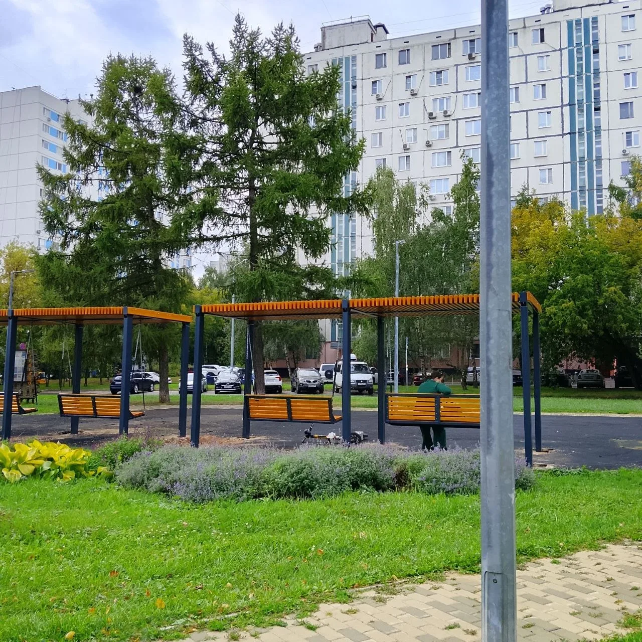 🛠 Во дворе на Катукова детскую площадку заменили качелями