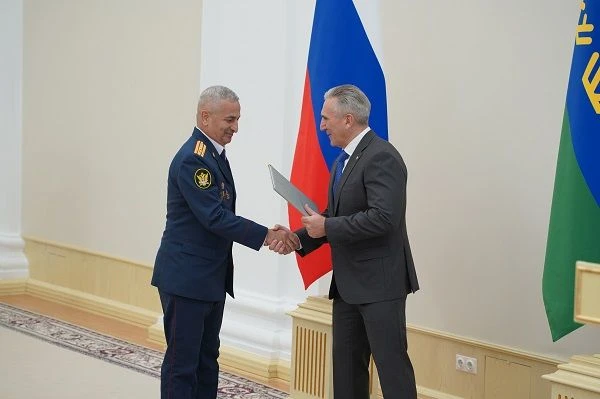 Губернатор Тюменской области вручил благодарственное письмо первому заместителю начальн...