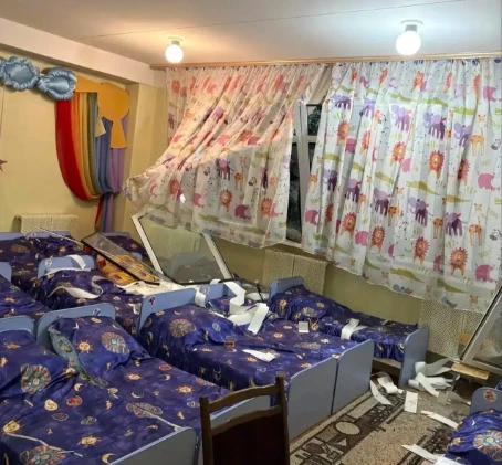 Выбитые окна и изрешеченные осколками стены: Клычков показал детсад, в который попал ук...
