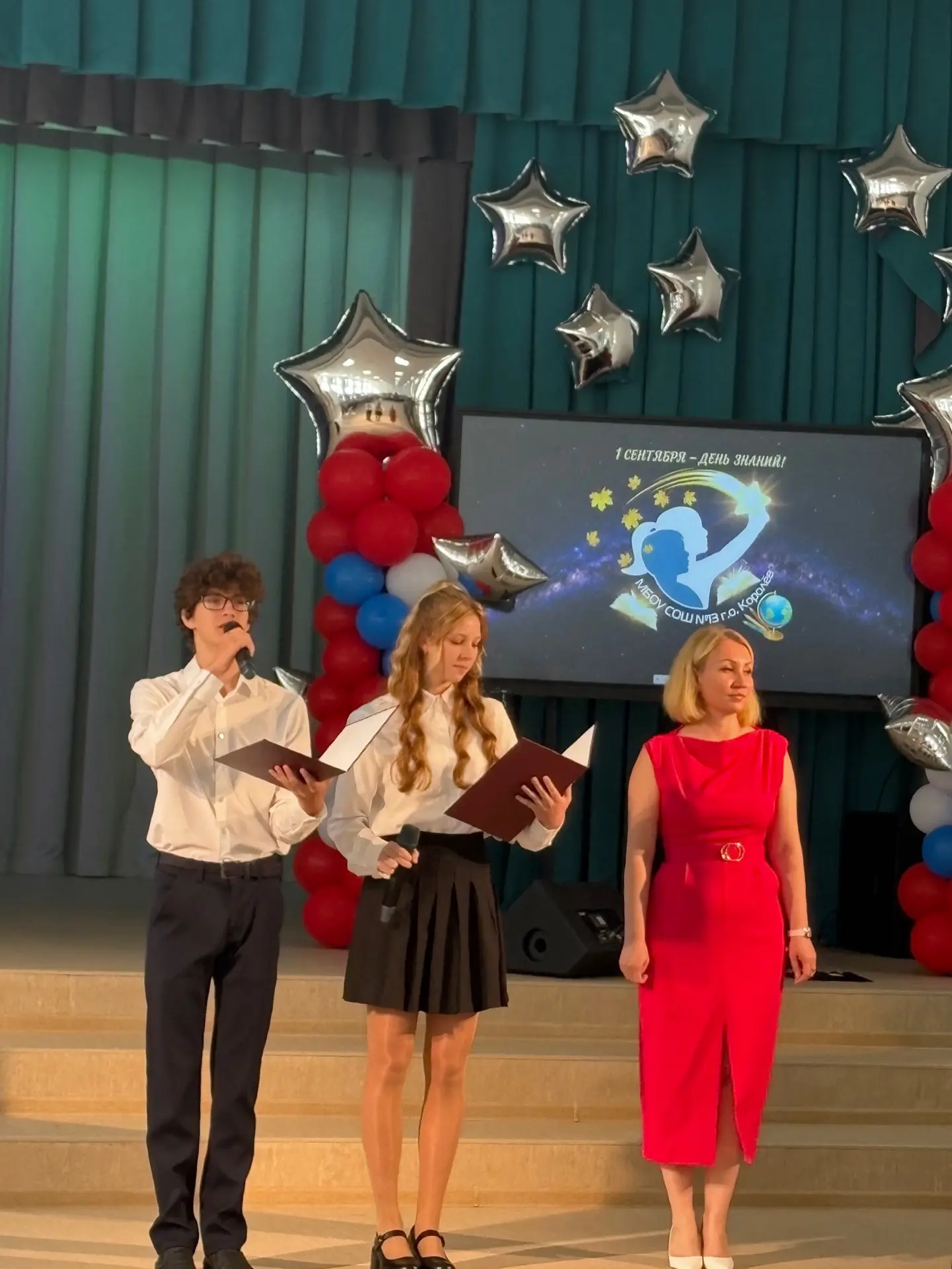 🎉 Продолжаем делиться фотографиями с торжественных линеек 1 сентября! 📸