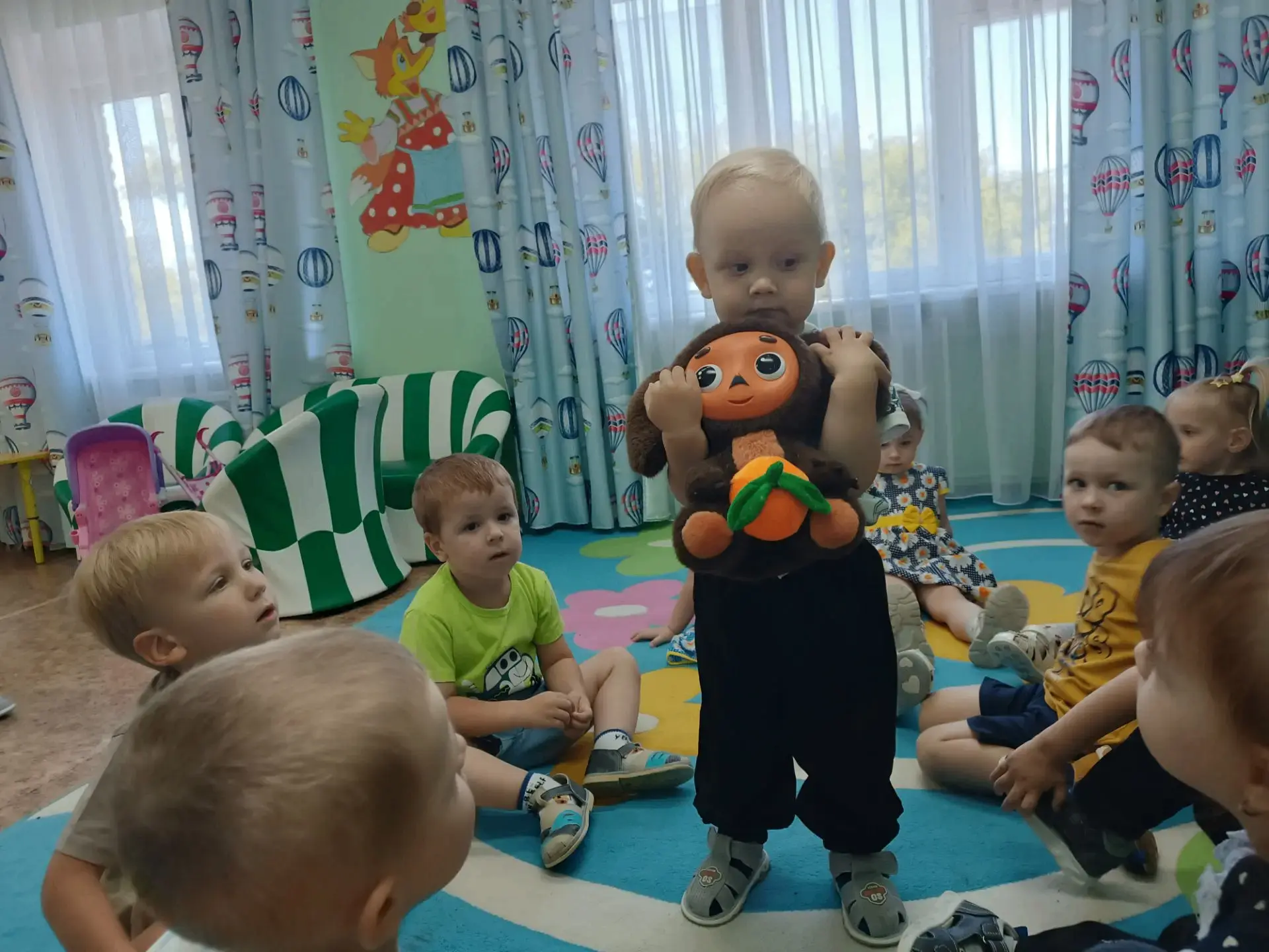 К нашим малышам приходил самый главный любитель апельсинов — Чебурашка.