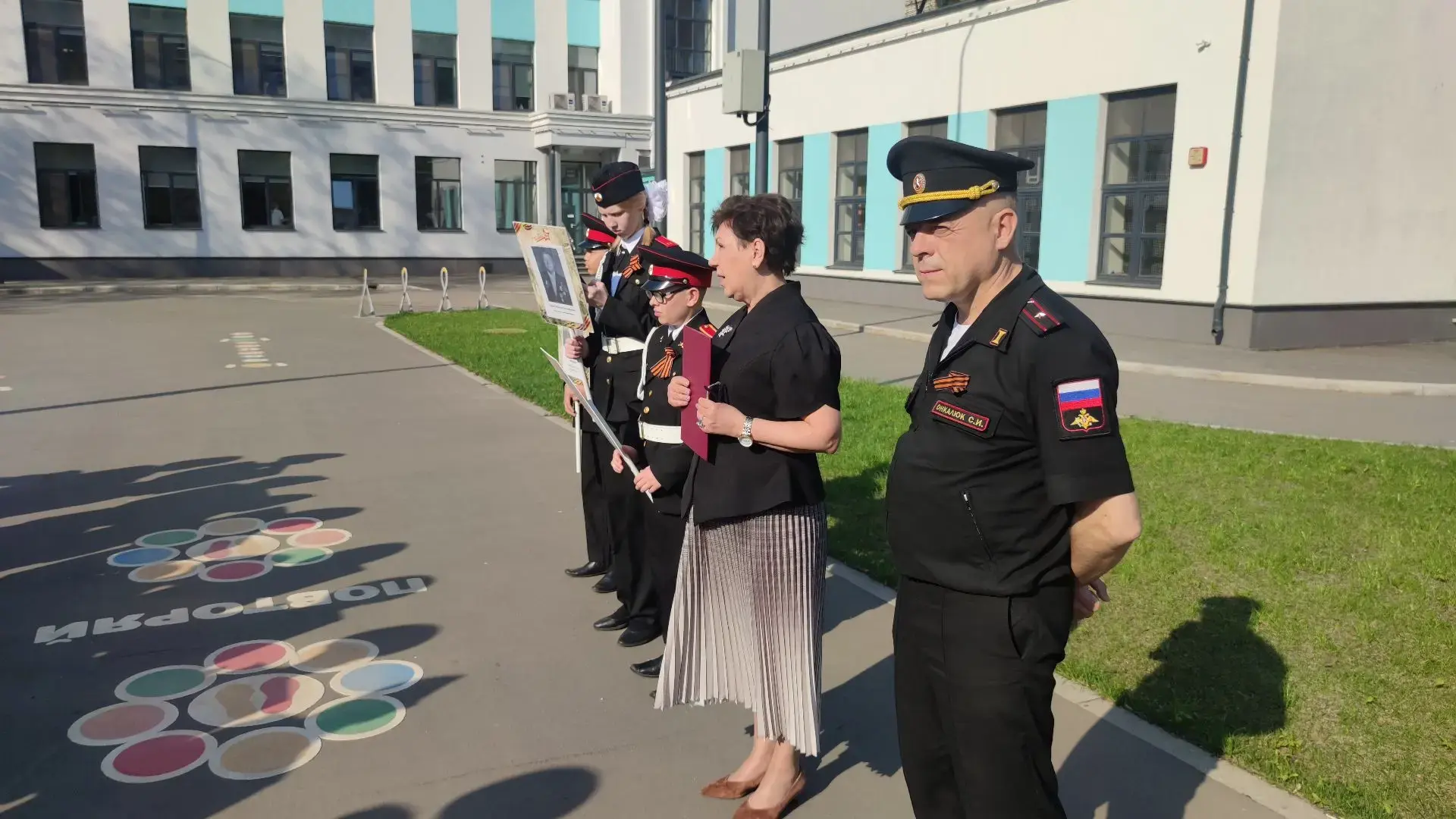 БЕССМЕРТНЫЙ ПОЛК 🇷🇺  В корпусе школы на ул. Коминтерна, д. 4 корп. 1 среди кадетских классов прошла 